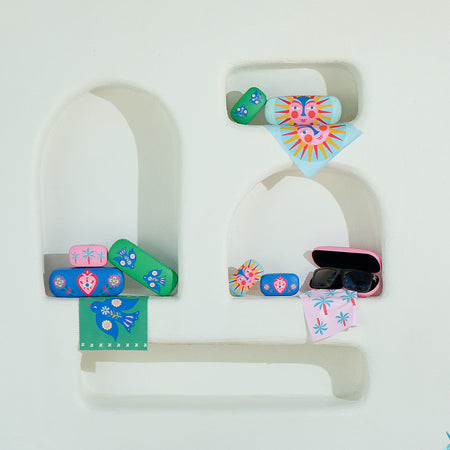 Fiesta Heart glasses case and matching cleaning cloth – hard shell protective case with bold heart design (15 × 6 cm).