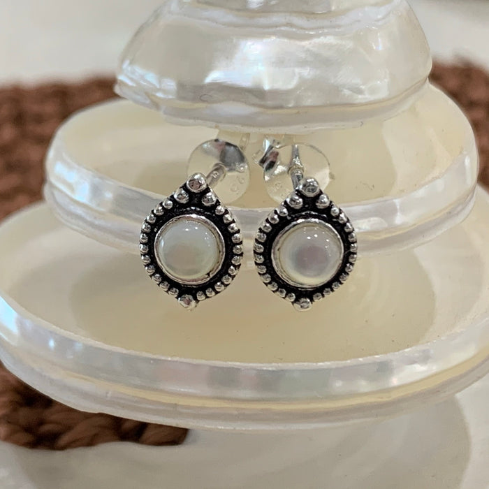 Round Earrings with Shell